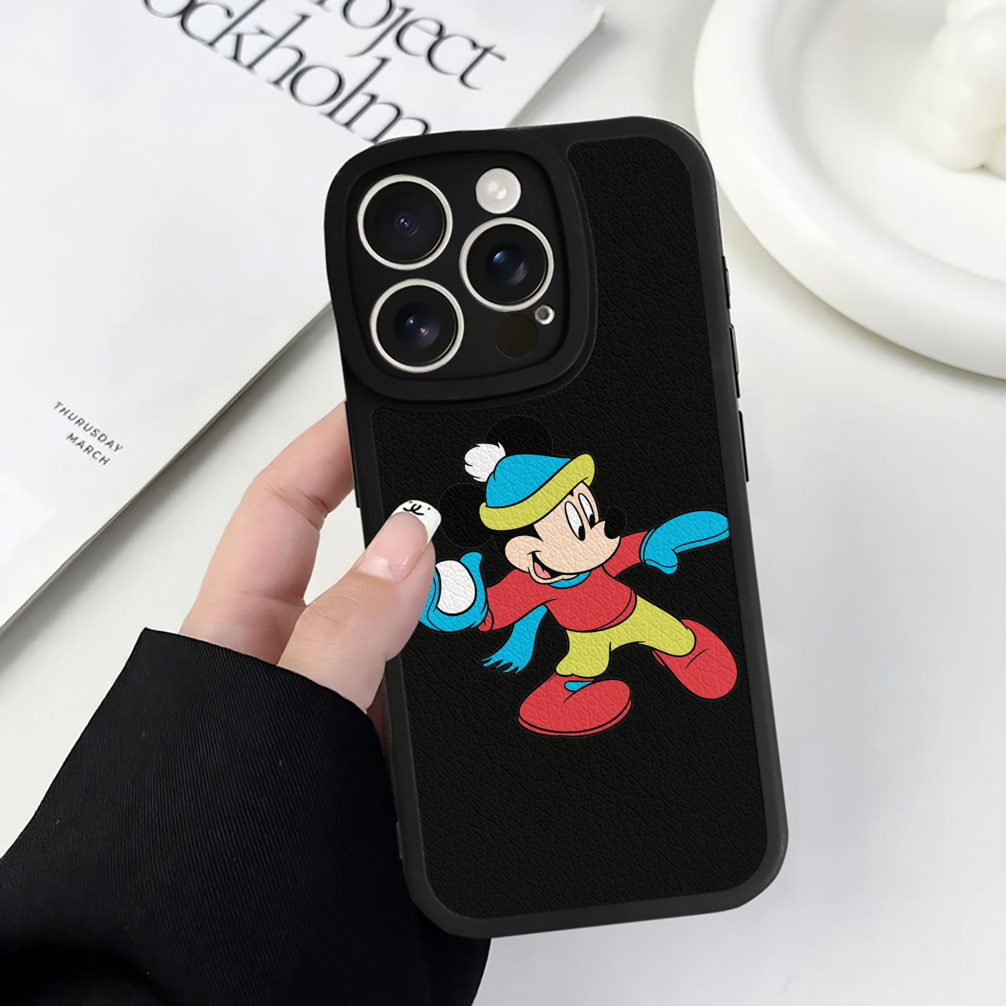 （画像用） ミッキーマウス Mickey Mouse 【iPhone 16シリーズ対応】シリコンスマホケース（レザー調） 材質：シリコン